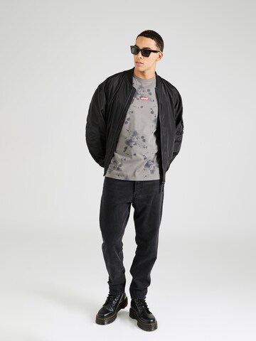 LEVI'S ® - Camisa 'SS Relaxed Baby Tab Tee' em cinzento
