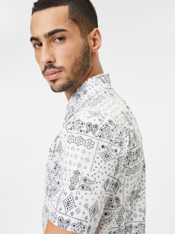 Coupe regular Chemise AÉROPOSTALE en blanc