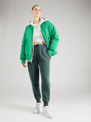 Tapered Pantaloni 'TCH FLC' di Nike Sportswear in verde