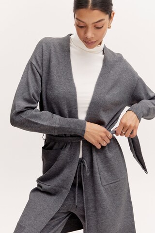 b.young Gebreid vest 'NONINA' in Grijs