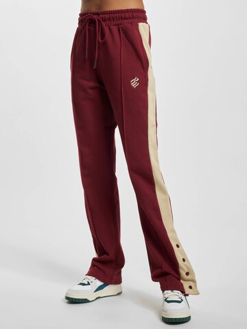 ROCAWEAR Regular Broek 'Kansas' in Rood: voorkant