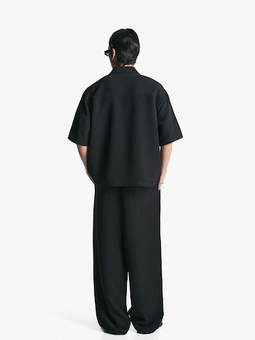 Bershka Loosefit Élére vasalt nadrágok - fekete