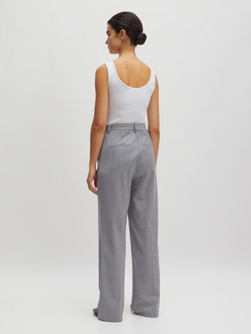 Bootcut Pantaloni con piega frontale 'Lavea' di EDITED in grigio