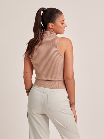 Top 'Claire' di ABOUT YOU x Antonia in beige