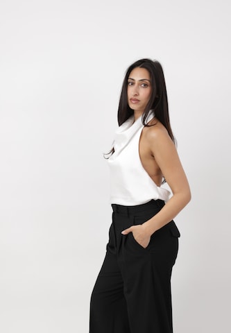 Top di Elara in bianco