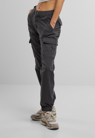Tapered Pantaloni cargo di Urban Classics in grigio