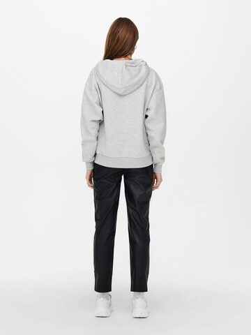 Sweat-shirt 'ONLJoda' ONLY en gris