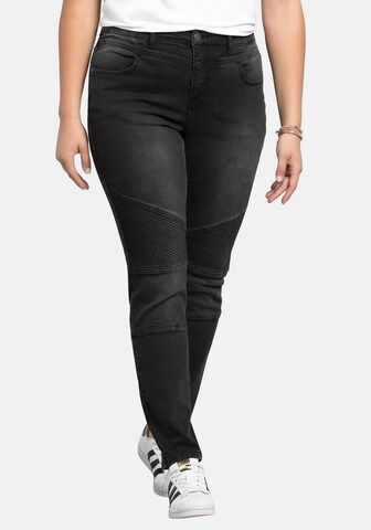 SHEEGO Slimfit Jeans i svart: framsida