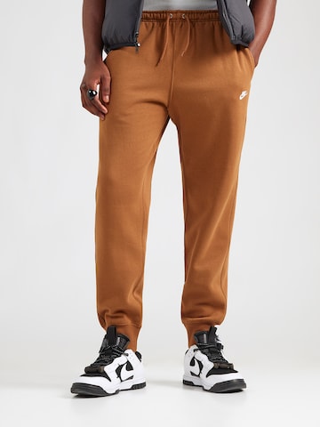 Nike Sportswear Tapered Nadrág 'CLUB' - barna: elől