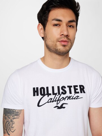 Tricou de la HOLLISTER pe alb