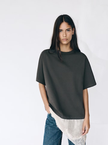 Tricou de la Pull&Bear pe gri: față