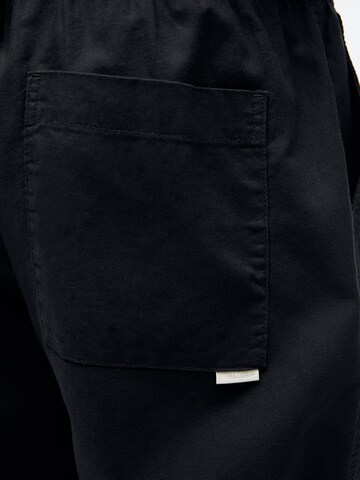 Pull&Bear Loosefit Kalhoty – černá