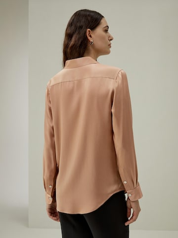 Lilysilk Shirt 'LILYSILK Minimalistische Seidenbluse mit Muschelknöpfen' in Roze