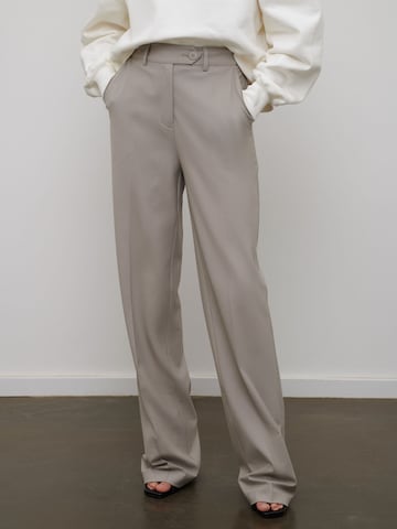 RÆRE by Lorena Rae Regular Pleated Pants 'Joy' in Grey: front