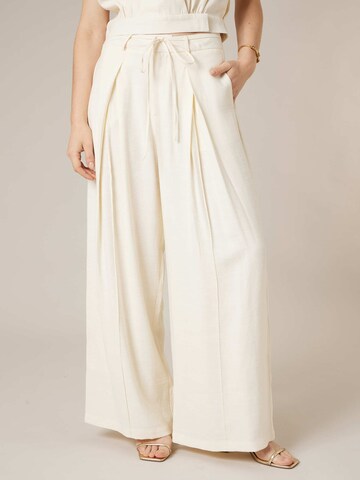 Deeluxe Loosefit Bandplooibroek 'Valenza' in Wit: voorkant