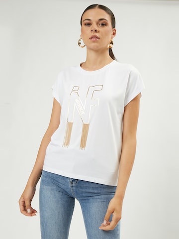 Influencer T-shirt i vit: framsida