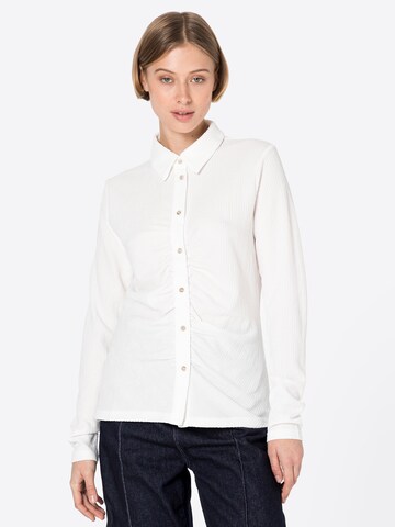 Camicia da donna 'GATHER' di NÜMPH in bianco: frontale