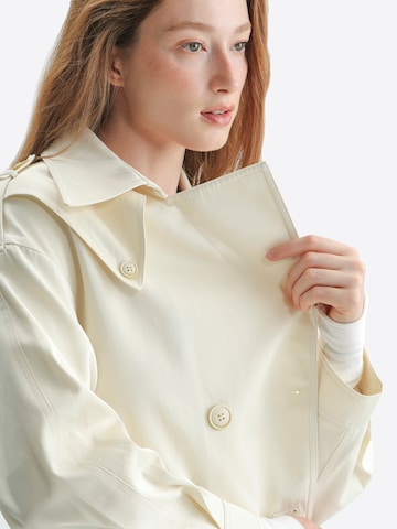 TorWeit Between-Seasons Coat 'Long Trench Coat' in White