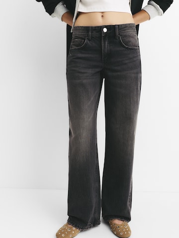 Pull&Bear Loose fit Jeans in Black: front