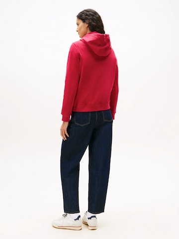 Tommy JeansSweater majica 'ESS' - crvena boja