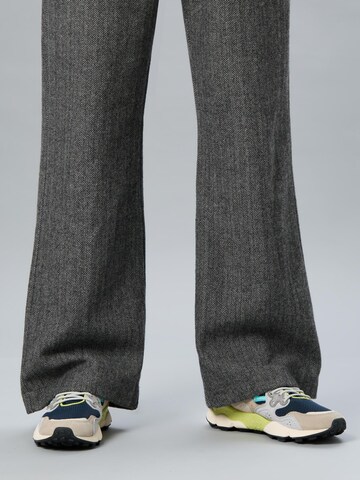 Flower Mountain Sneakers laag 'YAMANO 3 MAN' in Grijs: voorkant