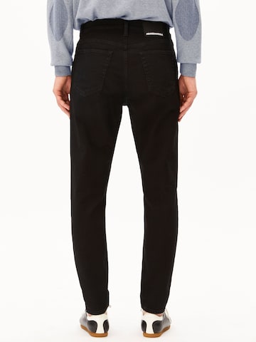 ARMEDANGELS Дънки Tapered Leg Дънки 'Aarjo Tarpa' в черно: отпред