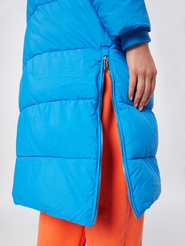 Tommy Jeans Zimní kabát – modrá