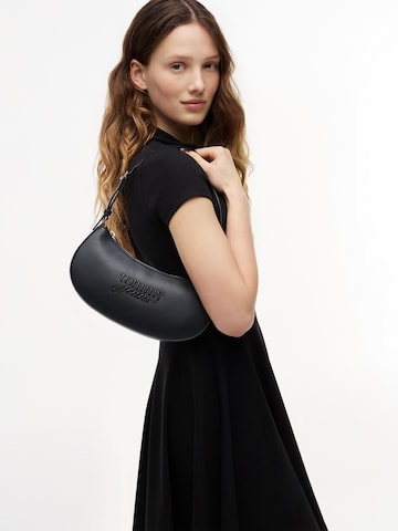 Tommy Jeans Olkalaukku 'MUST' värissä musta