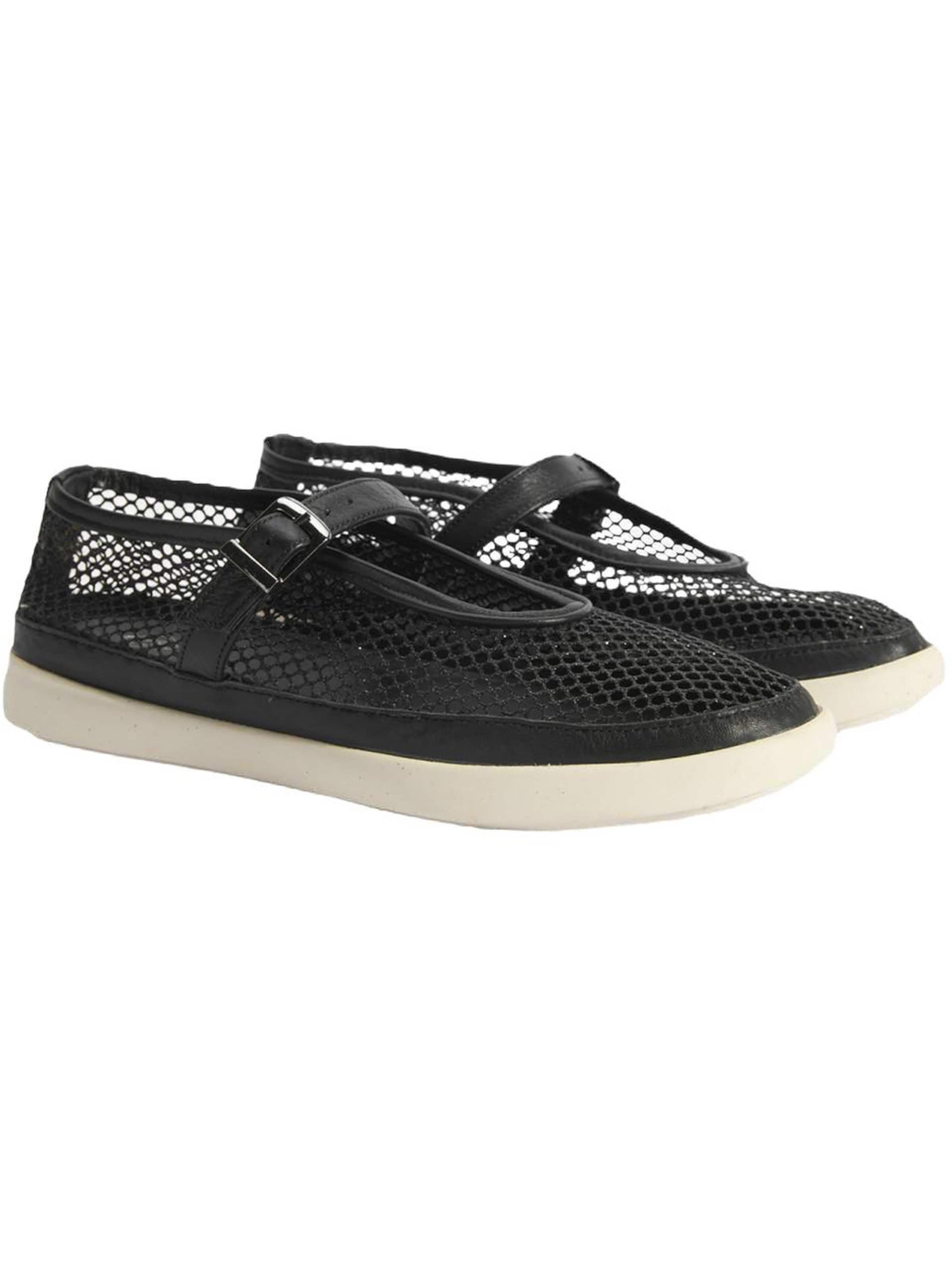Desa Classic Flats 'Slip-Ons' in Black
