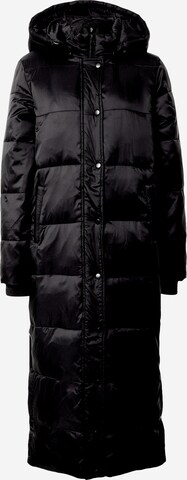 SISTERS POINT Winter Coat in Black: front