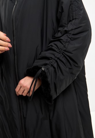 CESARE GASPARI Mantel in Schwarz