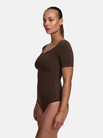 Body modellante 'T-Shirt Bodysuit Sculpting Shapewear mit String' di cfab (formerly creamy fabrics) in marrone