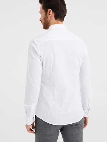 WE Fashion - Slim Fit Camisa em branco