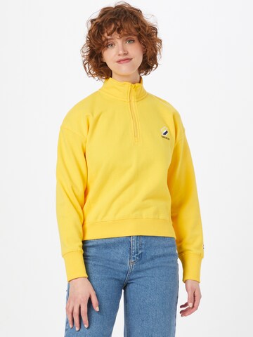 Sweat-shirt 'Essential' Superdry en jaune : devant