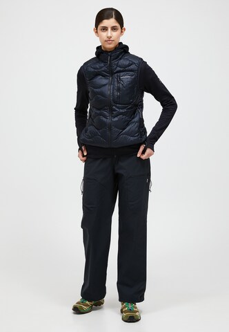PEAK PERFORMANCE Vest in Black: front