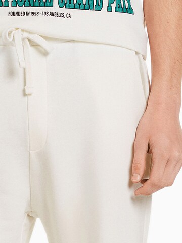 Bershka Loosefit Shorts in Weiß