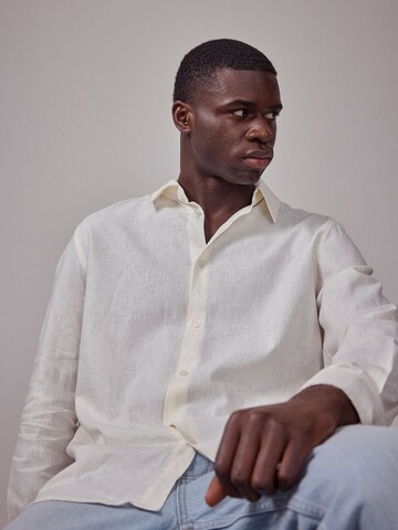 DAN FOX APPAREL - Ajuste regular Camisa de negocios 'The Essential' en blanco