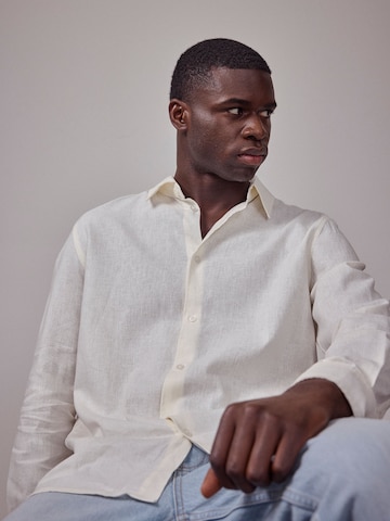 Coupe regular Chemise business 'The Essential' DAN FOX APPAREL en blanc