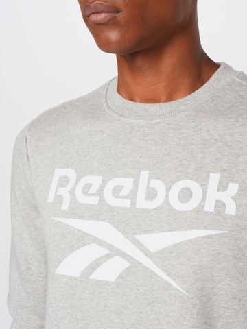 Sweat-shirt Reebok en gris