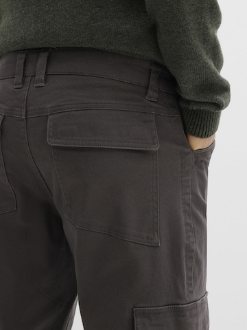 Effilé Pantalon cargo bonprix en gris