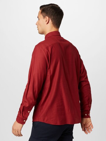 s.Oliver جينز مضبوط قميص بلون أحمر