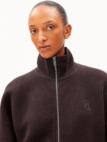 ARMEDANGELS Fleece jas in Bruin: voorkant