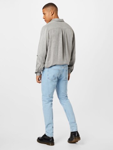 WEEKDAY Tapered Jeans 'Pine Sea' in Blau