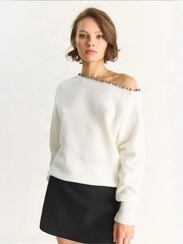 Bianco Lucci Sweater in White: front
