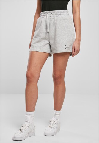 Karl Kani Regular Shorts in Grau: predná strana