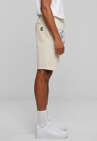 Karl Kani Regular Shorts in Beige