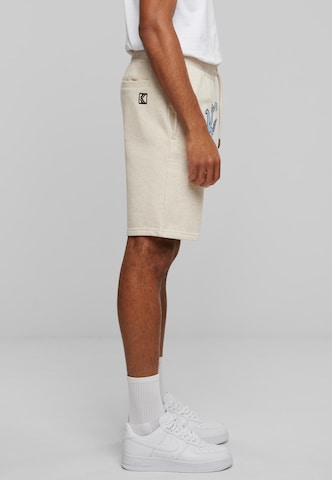 Karl Kani Regular Shorts in Beige