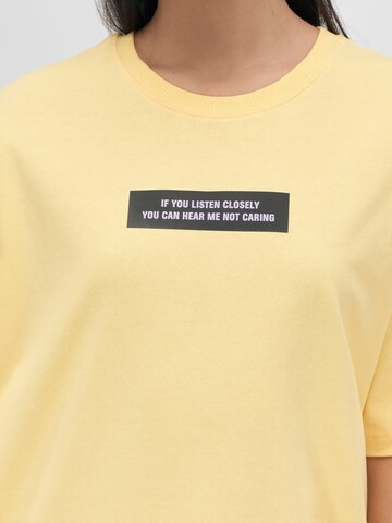Maglietta 'HIGH' di UNFOLLOWED x ABOUT YOU in giallo