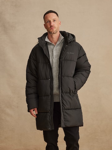 DAN FOX APPAREL Winterjas 'Alessio' in Zwart: voorkant