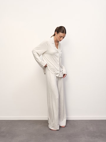 RÆRE by Lorena Rae Πιτζάμα 'Maxima' σε γκρι: μπροστά